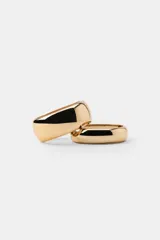 Pack de dos pulseras rígidas de metal dorado con diseño liso y acabado brillante. Cuentan con cierre magnético articulado.