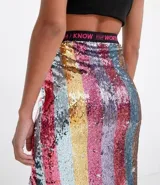 Pollera midi de cintura alta con elástico y lettering 'Know Your Worth', con tajo lateral y diseño rayado de lentejuelas multicolores.