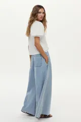 Blusa azul marino de algodón, con mangas abullonadas cortas de tela plana y gran bordado de rosa en tono crudo en el pecho.