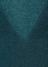Jersey de punto fino con acabado metalizado, cuello en pico y manga larga. Presenta un diseño recto y ligero.