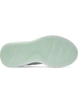 Championes de entrenamiento Under Armour modelo W Aurora 3, color verde menta con suela blanca. Presentan un diseño ergonómico diseñado específicamente para el pie femenino, con materiales transpirables y amortiguación para absorber impactos.