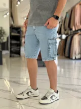 Bermuda de jean estilo cargo con bolsillos laterales con solapa y corte oversize.