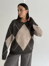 Sweater de tejido de punto con diseño de rombos en tonos chocolate y beige, de corte holgado y manga larga.