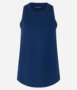 Musculosa deportiva Get Over de microfibra texturizada color marfil, con cuello redondo, tirantes anchos y bajo redondeado.