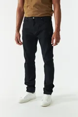 Pantalón de jean negro de corte recto, tiro medio, con roturas y logo bordado.