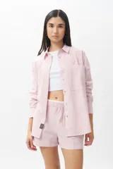 Short piyamero a rayas verticales color verde y blanco, con elástico en la cintura.