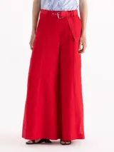 Pantalón wide leg de tiro alto y corte holgado color rojo, confeccionado en lino, con bolsillos laterales tipo cargo y cinturón ajustable con hebilla metálica.
