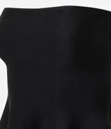 Blusa negra sin breteles, confeccionada en tejido de punto, con diseño ajustado en el busto y detalle de peplum en el ruedo que aporta volumen y movimiento.