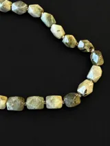 Collar de piedras naturales de cuarzo fresa con tallado octogonal, intercaladas con pequeñas cuentas metálicas doradas. Cuenta con cierre y detalles en gold filled 24k.