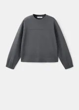 Buzo gris oscuro de piqué, de cuello redondo y manga larga con puños ajustados, con detalle de costura horizontal en el pecho.