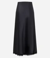 Pollera new midi negra de satén, con corte fluido y detalle de encaje en el ruedo.