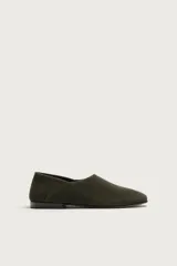Mocasín casual para hombre de piel con acabado en serraje, en color verde militar, con punta redonda y suela ultrafina a tono.