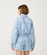 Campera cropped de jean celeste con escote solapa, manga larga, bolsillos delanteros y elástico en el bajo.