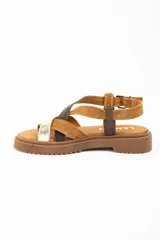 Sandalias planas de cuero para mujer, con suela track y tiras cruzadas multicolores en tonos marrón, negro y plateado texturizado, con sujección para el dedo y tira ajustable en el talón.