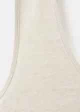 Musculosa de lino color beige, de corte recto, con cuello redondo y sin mangas.