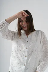 Camisa blanca de algodón con bordados perforados y botones de madera.
