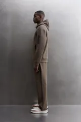 Campera canguro de Zara Athleticz, modelo relaxed fit, confeccionada en tejido técnico compacto elástico con mezcla de algodón en color azul marino. Cuenta con cuello subido con capucha, manga larga con bolsillo lateral con cierre, bolsillos frontales con cierre y acabado termofijado, cierre frontal de doble dirección y logo estampado en el bajo.