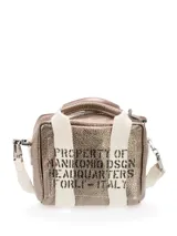 Bolso tipo bombonera de cuero color bronce con estampado de texto en negro, doble asa de mano de lona blanca y correa bandolera extraíble. Interior forrado con cuatro bolsillos y llavero con mosquetón.