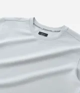 Buzo deportivo color verde claro, de manga larga y cuello redondo. Confeccionado en tejido de poliéster, viscosa y elastano.