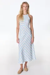 Vestido midi de lino a rayas verticales color verde y blanco, con cuello halter y corte evasé.