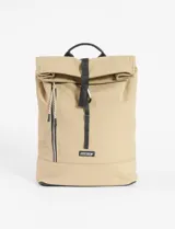 Mochila de tela color beige con diseño roll-top, cierre frontal vertical con tirador de cuerda y correa de ajuste central con mosquetón. Cuenta con asa superior y logo de la marca en la parte inferior.