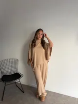 Pantalón de corte recto y holgado, confeccionado en tejido de algodón y poliéster, con cintura elástica.