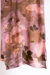 Pañuelo rectangular de seda natural color rosa cochinilla con impresión botánica de hojas de Ginkgo Biloba.