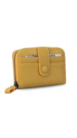 Tarjetero compacto tipo abanico con cierre perimetral y solapa frontal con broche a presión. Cuenta con múltiples ranuras para tarjetas y está confeccionado en material símil cuero con textura granulada.