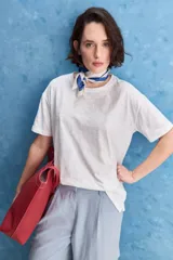 Remera negra de calce amplio, confeccionada en algodón liviano, con cuello redondo, mangas cortas y hombros levemente caídos.