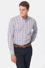 Camisa de manga larga con cuello abotonado y estampado a cuadros en tonos rosa y celeste.