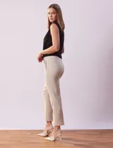 Pantalón de vestir corte recto, largo al tobillo, color blanco. Pretina con broche interno y cierre. Delantera con bolsillos.