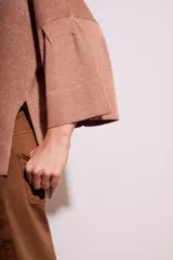 Sweater color beige de tejido de punto, con cuello redondo y mangas 3/4 con volados.