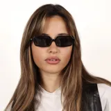 Lentes de sol con marco rectangular de estilo moderno y minimalista, con cristales oscuros polarizados y protección UV400.