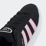 Championes Adidas Campus 00s negros con las tres tiras laterales en rosa pastel y suela blanca.