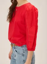 Blusa de diseño combinado con cuerpo delantero y espalda de algodón negro, y mangas abullonadas tres cuartos de lino en color beige con puños elásticos negros.
