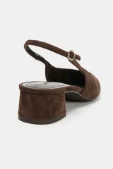 Zapato destalonado de serraje con tacón en bloque, tira trasera ajustable con hebilla metálica y punta cuadrada.