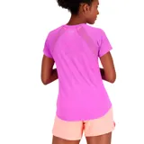 Remera deportiva New Balance color fucsia, de corte clásico y mangas cortas.