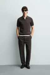 Polo de punto tejido en hilatura de algodón color azul marino, de corte regular fit, con cuello solapa y abertura frontal sin botones, manga corta y terminaciones en rib.