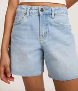 Bermuda de cintura mediana confeccionada en jean, con trabillas en la cintura, cierre tradicional, bolsillos y bajo deshilachado.