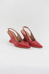 Zapatos de tacón cuña estructural color rojo, con diseño descalzo, punta fina cerrada y tira ajustable con hebilla en el talón.