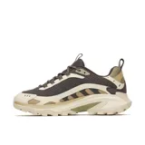 Championes de senderismo Merrell modelo Moab Speed 2 Sport, con diseño técnico en tonos tierra, gris y beige. Presentan una estructura robusta con suela Vibram para mayor tracción, tecnología FlexPlate para estabilidad y entresuela de espuma FloatPro para amortiguación.