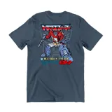 Remera de algodón color azul grisáceo, con cuello redondo y mangas cortas. Presenta un estampado pequeño en el pecho con la cabeza de Optimus Prime y caracteres japoneses sobre un fondo cuadrado rojo.