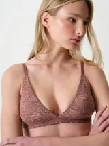 Bralette triangular Soft Touch con estampado animal print, copas removibles y tirantes ajustables negros.