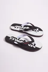 Ojotas de hombre con diseño bicolor en blanco y negro, con estampado del logo de la marca en la plantilla y detalle de logo en relieve en las tiras.