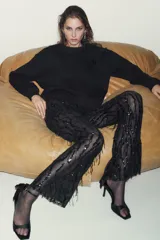 Sudadera de algodón con cuello redondo y manga larga, caracterizada por un detalle de flor con volumen confeccionada en organza sobre el hombro. Presenta terminaciones en rib en puños y ruedo.
