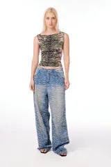 Pantalón jean oversized de tiro bajo, color azul lavado, con estampado de tigresa grabado con láser.