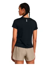 Remera deportiva Under Armour de manga corta, color negro, con tejido técnico ligero, transpirable y de secado rápido. Presenta un diseño de ajuste ergonómico con el logo de la marca estampado en el frente.