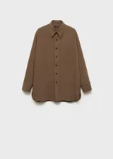 Camisa oversize color marrón con finas rayas verticales en color beige, cuello camisero, cierre frontal con botones y bolsillo de parche en el pecho.