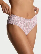 Bombacha cheeky de tiro bajo confeccionada en encaje elastizado con estampado de rayas y diseño floral.