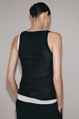 Top de punto fino con escote redondo y diseño sin mangas, de ajuste al cuerpo.